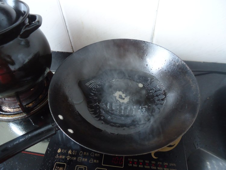 农家腊肉炒菇片步骤6