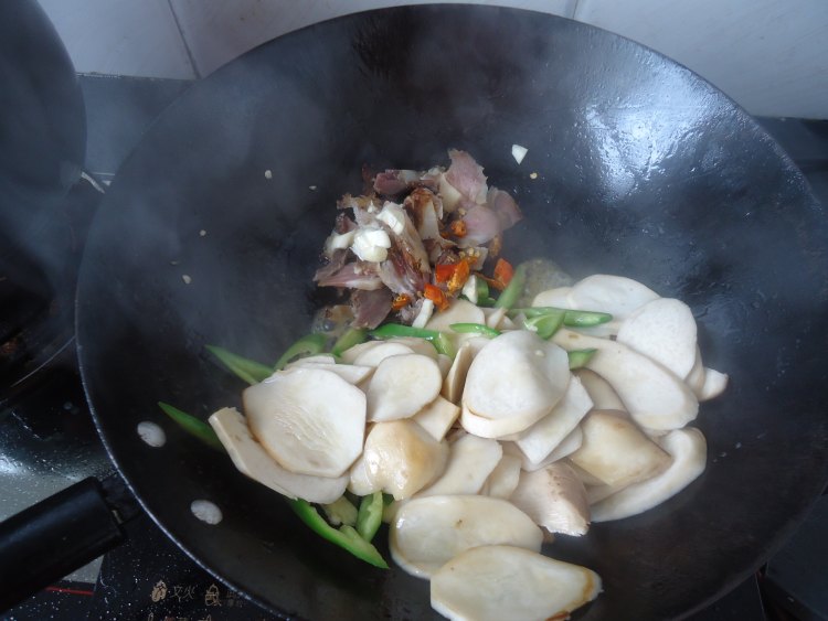 农家腊肉炒菇片步骤9
