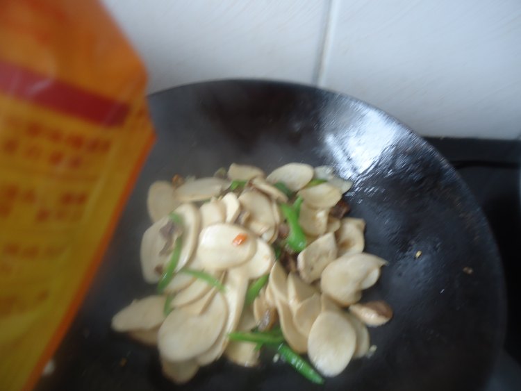 农家腊肉炒菇片步骤11