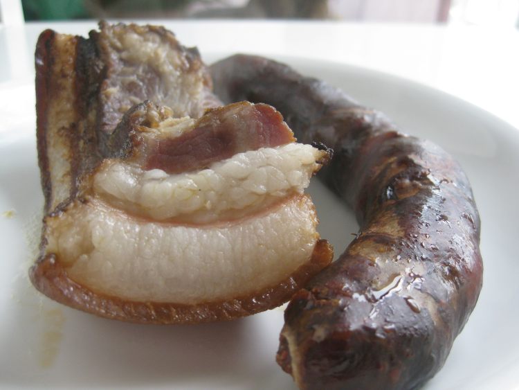 青红椒炒烟熏腊肉步骤3
