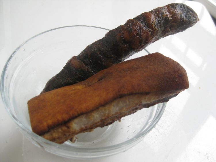 青红椒炒烟熏腊肉步骤1