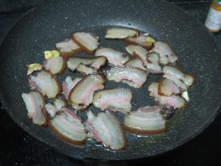青红椒炒烟熏腊肉步骤7