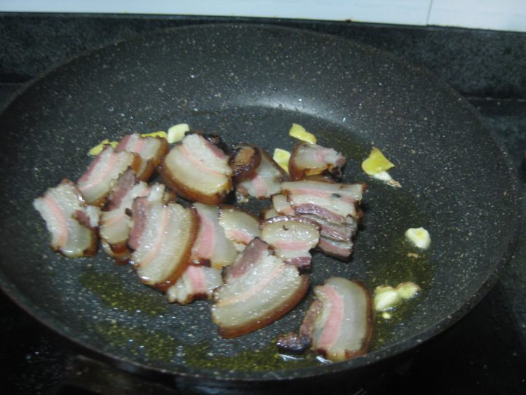 青红椒炒烟熏腊肉步骤6