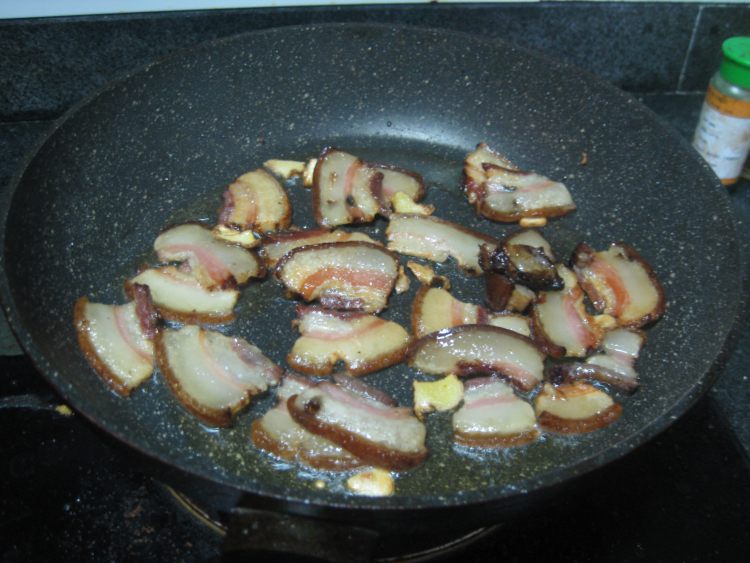 青红椒炒烟熏腊肉步骤8