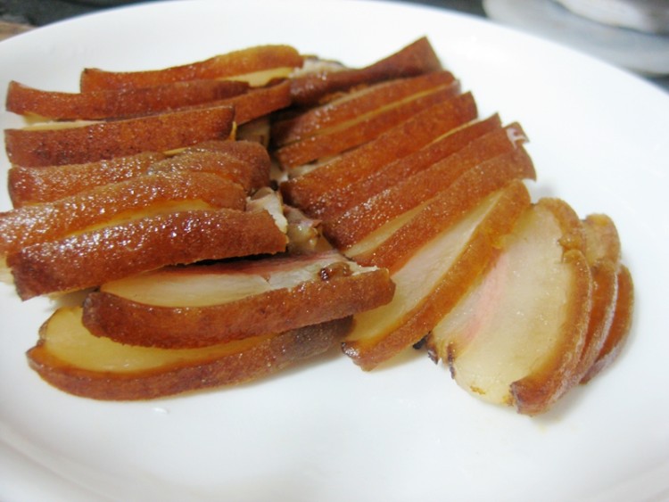 青红椒炒烟熏腊肉步骤4