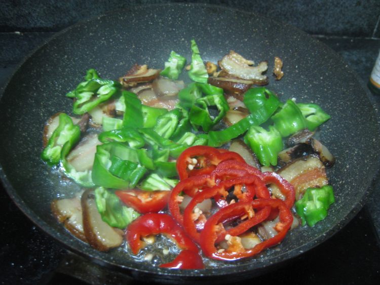 青红椒炒烟熏腊肉步骤9