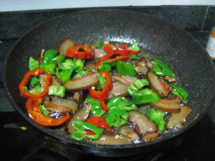 青红椒炒烟熏腊肉步骤10