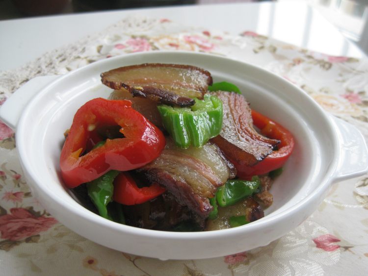青红椒炒烟熏腊肉步骤11