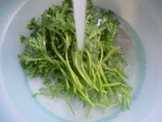 腊肉炒茼蒿步骤2
