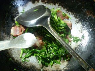腊肉炒茼蒿步骤7
