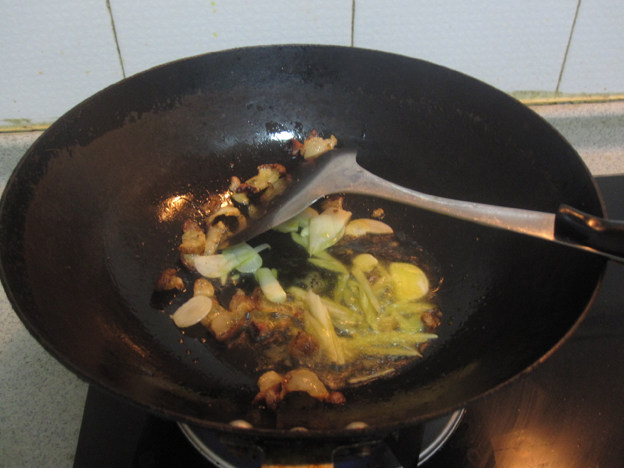 烟熏腊肉炒平菇步骤2