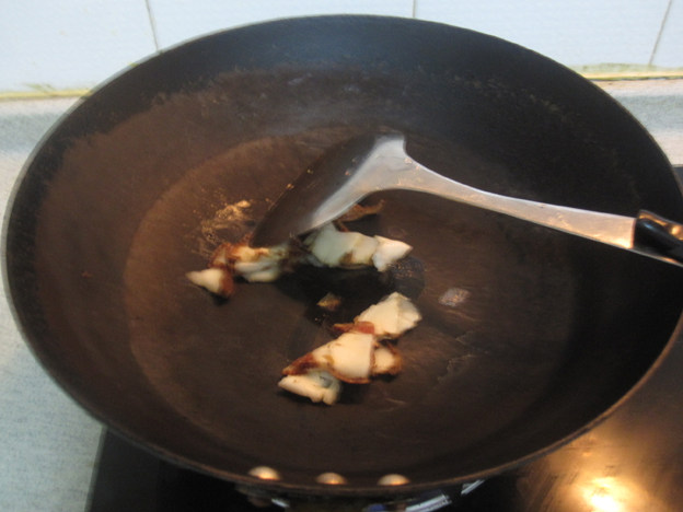 烟熏腊肉炒平菇步骤1