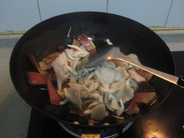 烟熏腊肉炒平菇步骤4