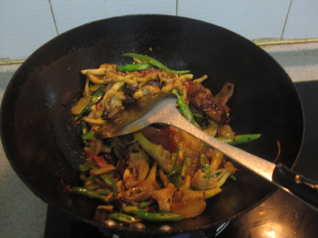 烟熏腊肉炒平菇步骤9
