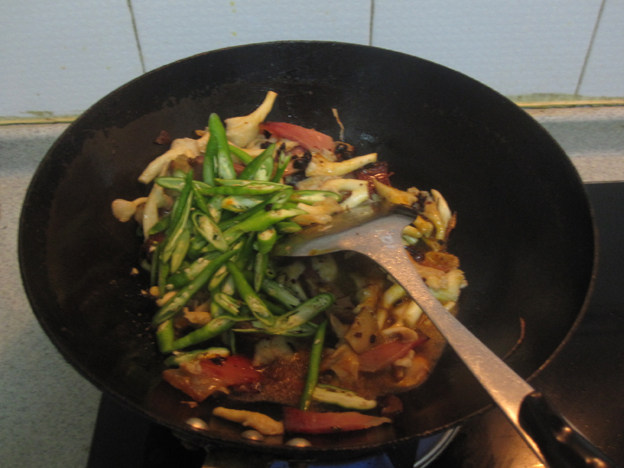 烟熏腊肉炒平菇步骤7
