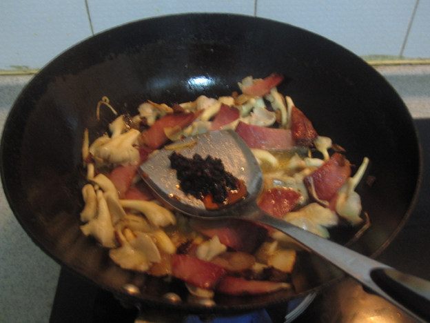 烟熏腊肉炒平菇步骤6