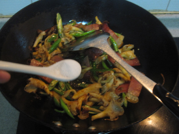 烟熏腊肉炒平菇步骤8