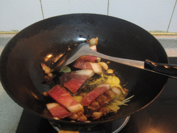 烟熏腊肉炒平菇步骤3