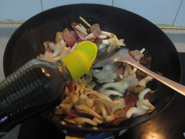 烟熏腊肉炒平菇步骤5