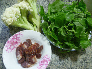 白米苋腊肉炒花菜步骤1