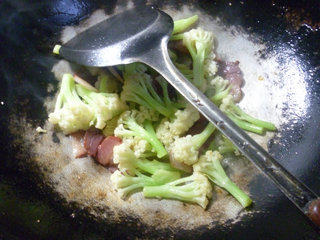 白米苋腊肉炒花菜步骤4