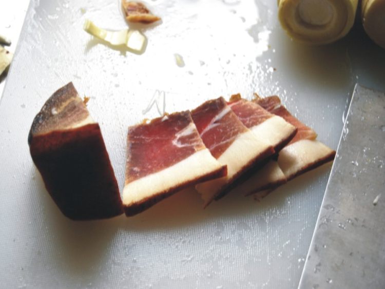 腊肉蒸春笋步骤3