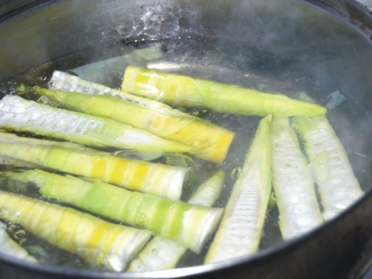 腊肉蒸春笋步骤2
