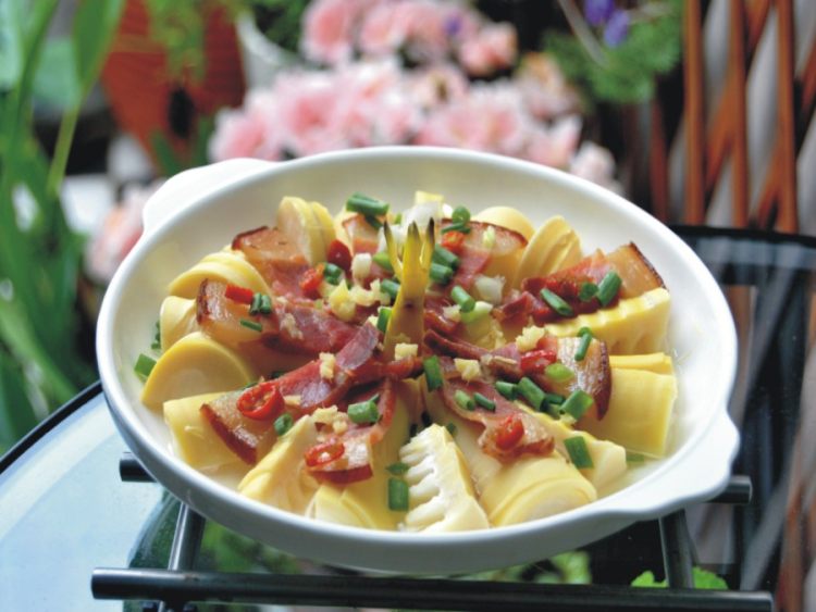 腊肉蒸春笋步骤7