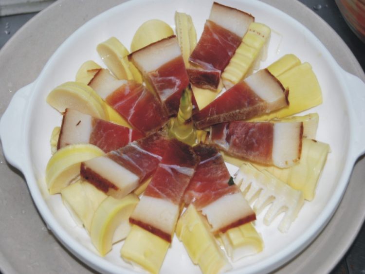 腊肉蒸春笋步骤5