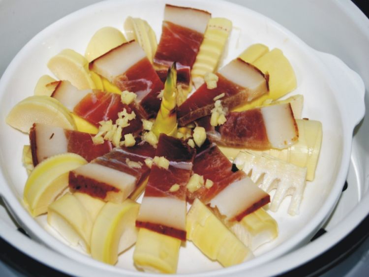 腊肉蒸春笋步骤6