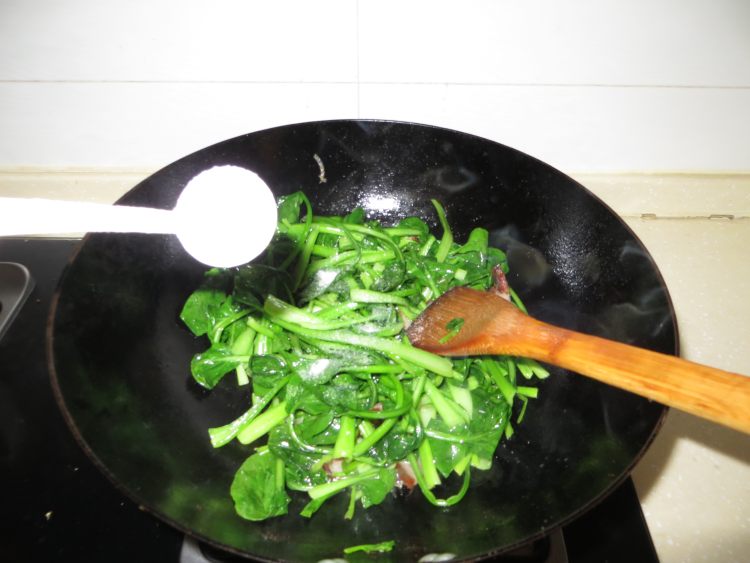 油菜炒腊肉步骤5