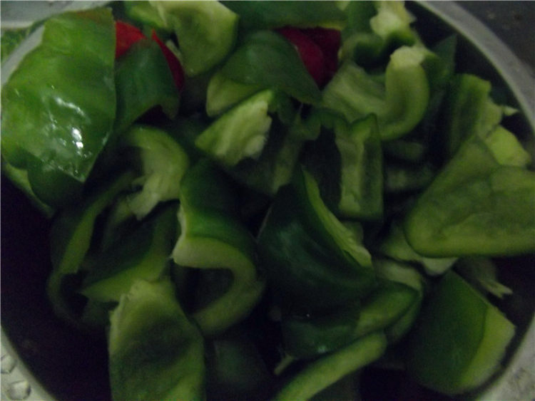 青椒胡萝卜炒腊肉步骤1