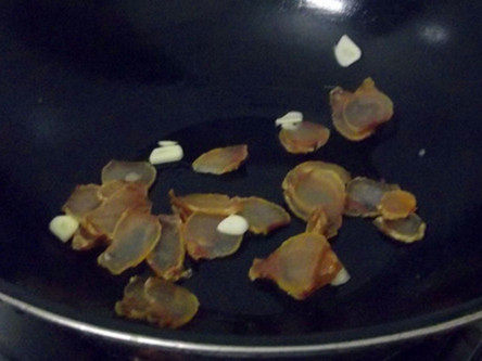 青椒胡萝卜炒腊肉步骤4