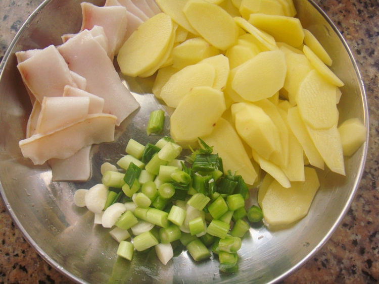 腊肉炒小土豆步骤2