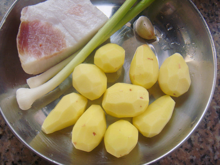 腊肉炒小土豆步骤1