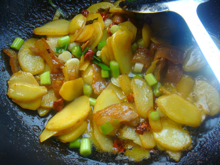 腊肉炒小土豆步骤9