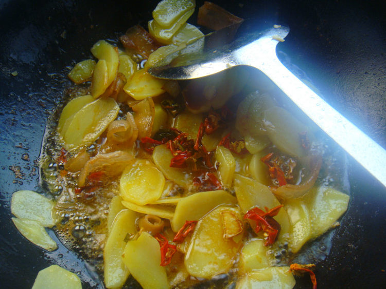 腊肉炒小土豆步骤8