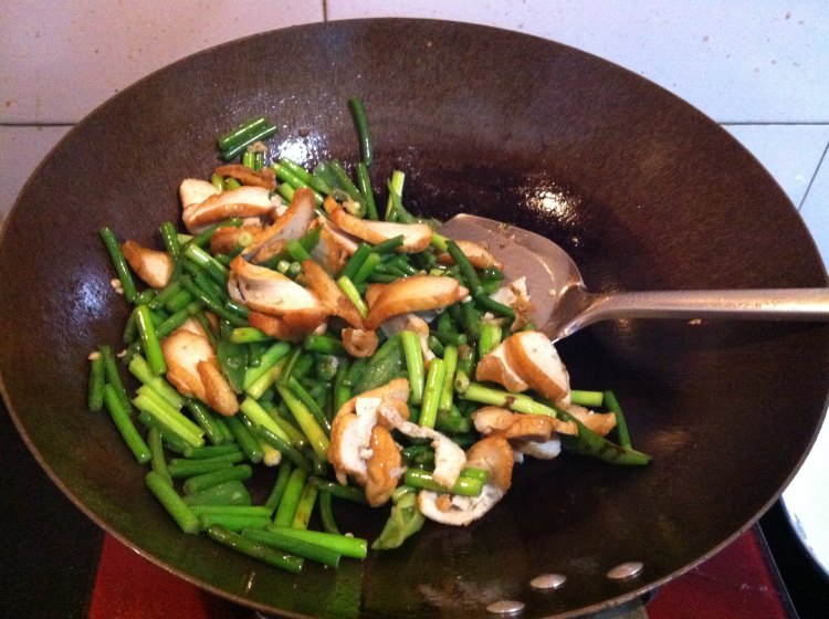 蒜薹豆腐圆子炒腊肉步骤2