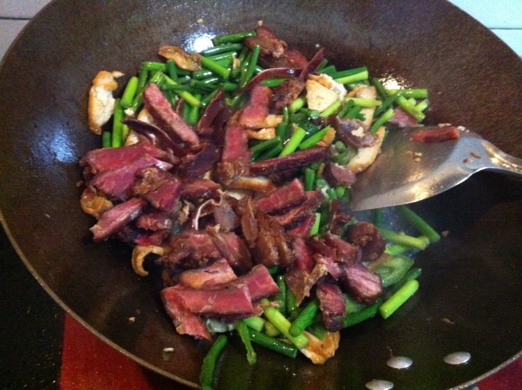 蒜薹豆腐圆子炒腊肉步骤3