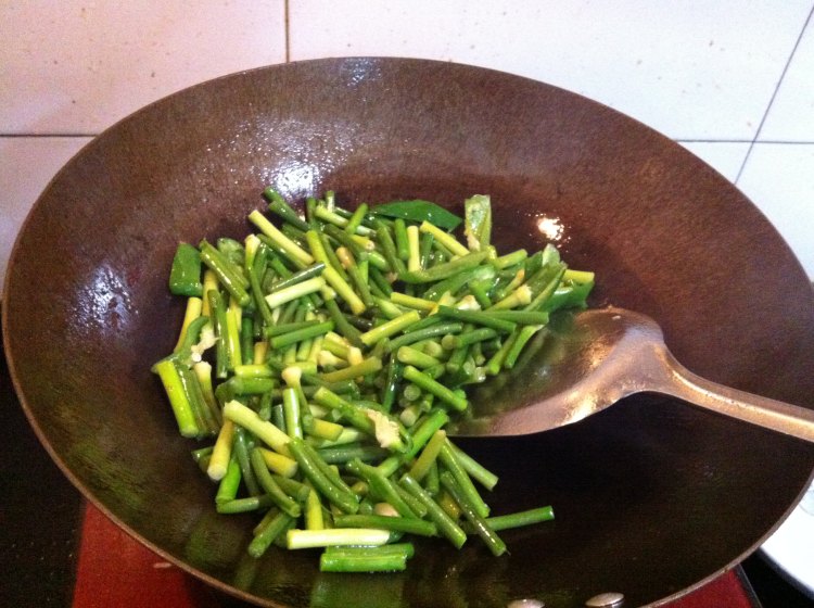 蒜薹豆腐圆子炒腊肉步骤1
