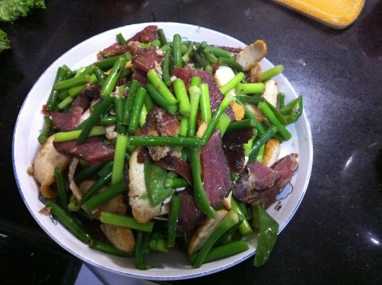 蒜薹豆腐圆子炒腊肉步骤4