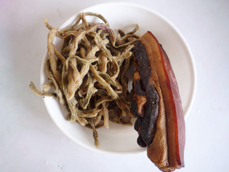 腊肉蒸干豆角步骤1