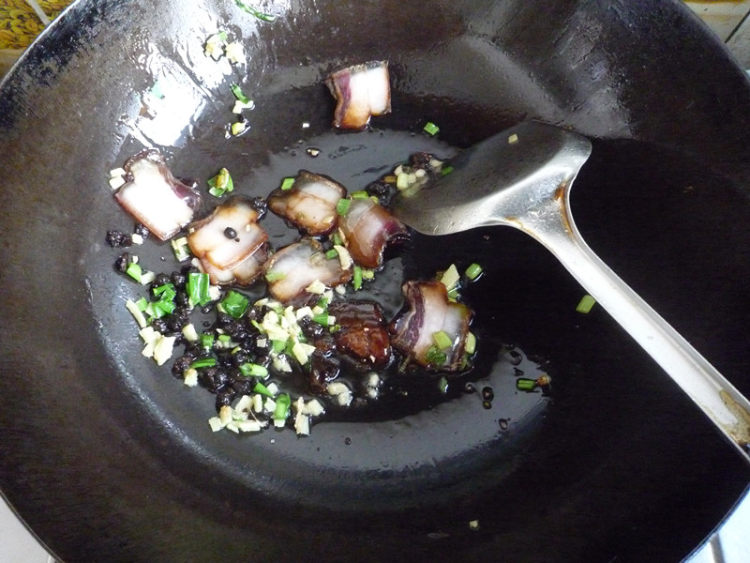腊肉蒸干豆角步骤7
