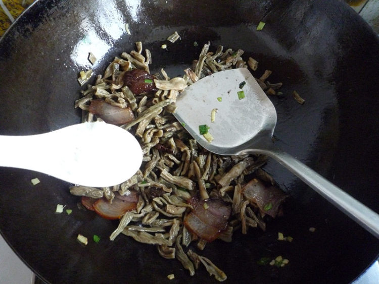腊肉蒸干豆角步骤10