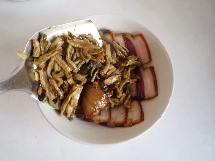 腊肉蒸干豆角步骤11