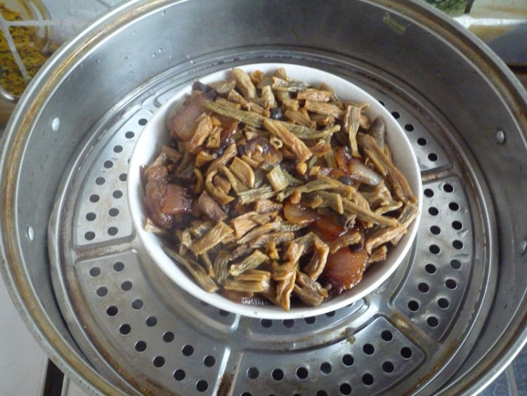 腊肉蒸干豆角步骤13