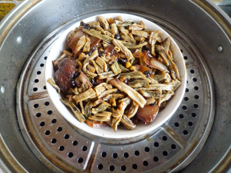 腊肉蒸干豆角步骤12