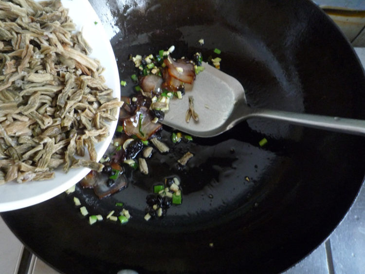 腊肉蒸干豆角步骤8