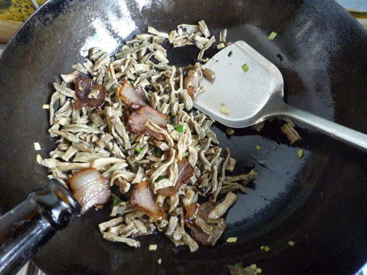 腊肉蒸干豆角步骤9