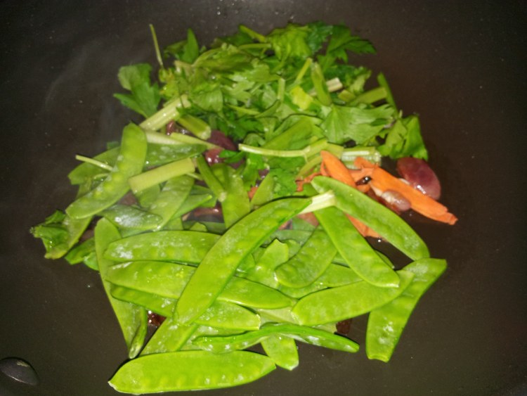 兰豆炒腊味步骤3